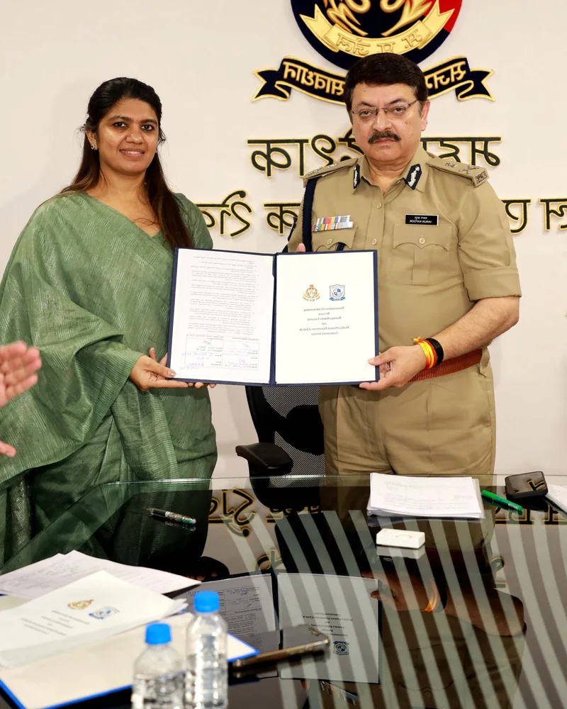 भोपाल जेल मुख्यालय में सहयोग का समझौता दिखाते प्रतिनिधि